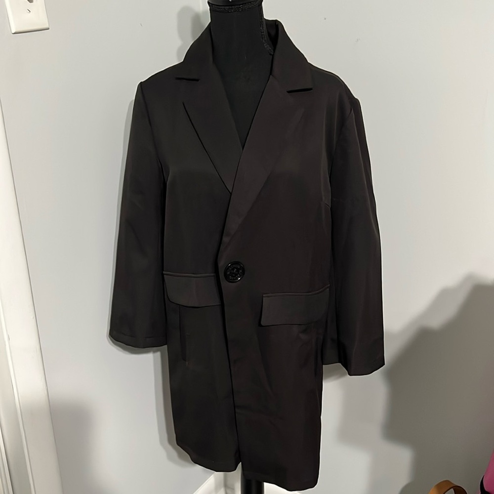 Choco Mocha
Women’s 3/4 length Black blazer